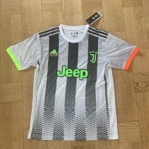 Juventus Adidas x Palace 2019/2020 - Säljer en helt ny Juventus x Palace tröja från säsongen 2019/2020. Priset kan diskuteras.