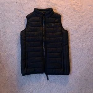 Svart väst  - En svart väst i storlek 158-164