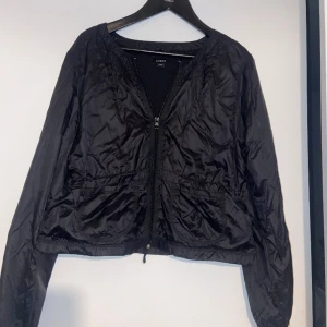 Jacka - En perfekt tunn Jacka nästan kofta till sena kvällar eller liknande. Jackan är i väldigt bra skick