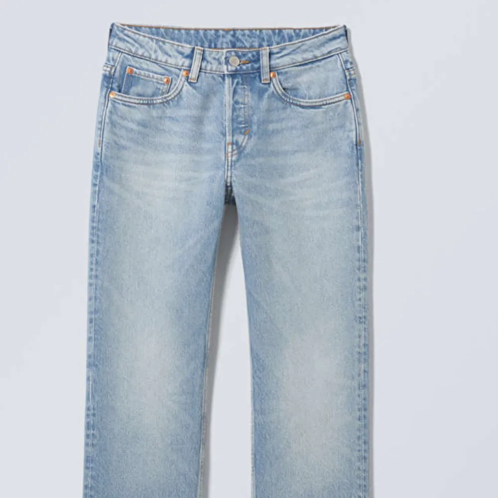 Säljer modellen ” Pin Mid Straight Jeans ” i storlek W - 27 & L - 32. Kommer tyvärr inte till användning, använd endast en gång. Nypris 600 säljer för 400. . Jeans & Byxor.