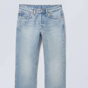 Säljer modellen ” Pin Mid Straight Jeans ” i storlek W - 27 & L - 32. Kommer tyvärr inte till användning, använd endast en gång. Nypris 600 säljer för 400. 