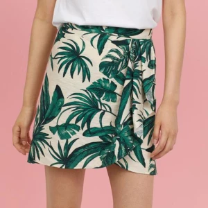 Linnekjol - Kjol i linnematerial från H&M! Volang i fram och dragkedja för knäppning i bak! Jättefin🌴