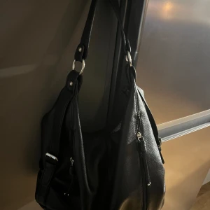 VÄSKA - Svart mellanstor väska med snygga detaljer ifrån tom tailor 🖤