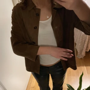Höstjacka - Brun mocka jacka. Prefekt till hösten och våren! Passar storlek xs.