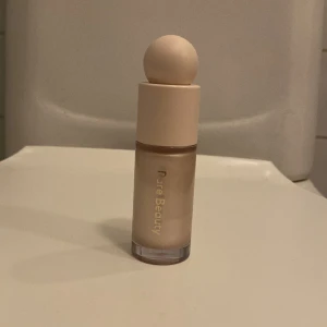 Rare beauty liquid highlighter - Jag säljer denna eftersom att den inte kommer till användning. Jag har knappast använt den eftersom att jag inte sminkar mig längre❤️❤️