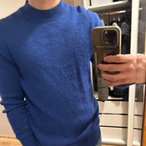 Stickad Tröja från massimo dutti - Säljer denna snygga stickade tröja från Massimo Dutti. Aldrig använd så den är i nyskick 😁Nypris: 699 och säljer för 120 + frakt