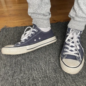 Converse  - Ett par riktiga Converse som sällan använts och är i fint skick ☀️ har inga defekter så som smuts eller hål, skorna är i storlek 39 🙂