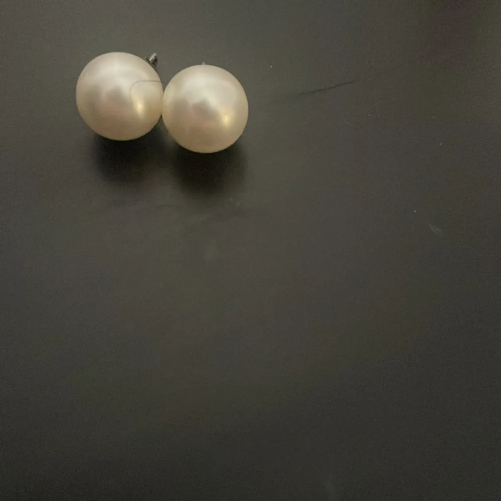Superfina vita pärlor(ej äkta) säljer pga att jag tkr att de är för stora på mig.  99kr. Accessoarer.