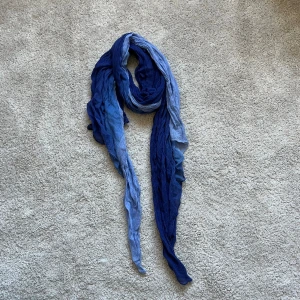 Sjal - Blå sjal/scarf som inte har kommit till användning
