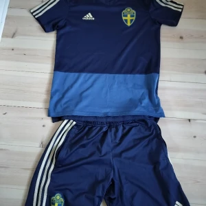 Sverige ställ - Ett Sverigeträningställ som är i perfekt skick. Stället är i storlek S. 