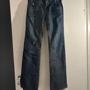 Jättesnygga unika Lågmidjade jeans som är långa i benen. Nyskick och aldrig använda. Köpta second hand. Innebenslängd 84,5cm! Skriv gärna vid frågor eller funderingar 💕jättelika dieseljens i modell + kvalitet. 