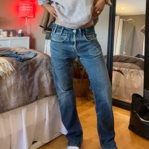 Säljer dessa såå coola levis 504 straight jeans köpta second hand, de är slitna men det hör till modellen också!  Skriv vid frågor eller liknande!💓💓