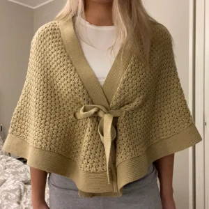 Koft poncho  - Jätte söt kofta med fina detaljer, nästan aldrig använd 