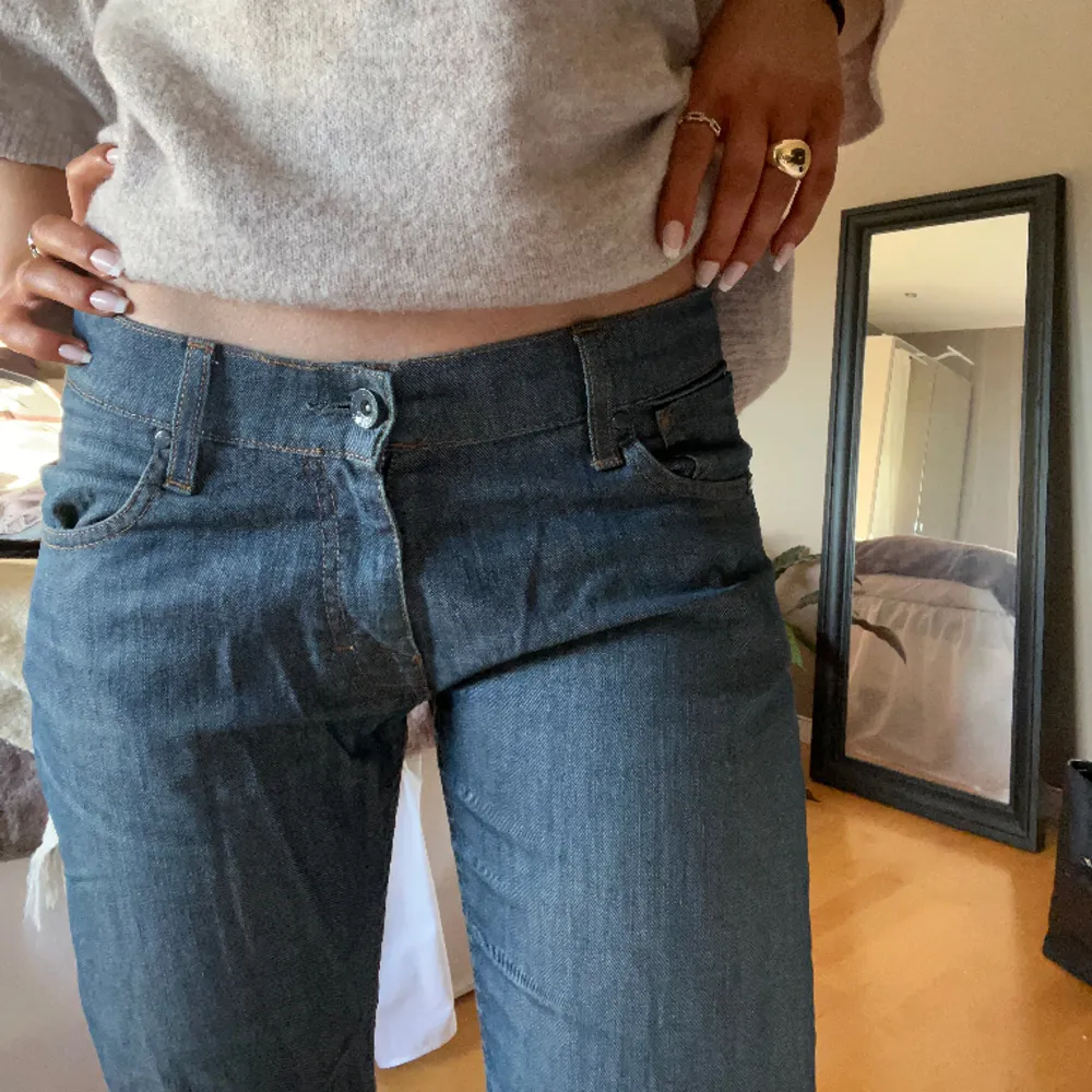 Säljer dessa lågmidjade jeans från Tiger of Sweden, Superbra skick! Innebenslängd 84 cm.  Skriv vid frågor eller liknande💓💓. Jeans & Byxor.