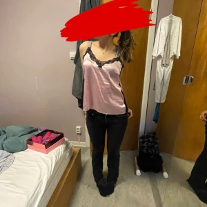 Linne - Säljer ett linne, trasigt i ena bandet men är ihopknutet