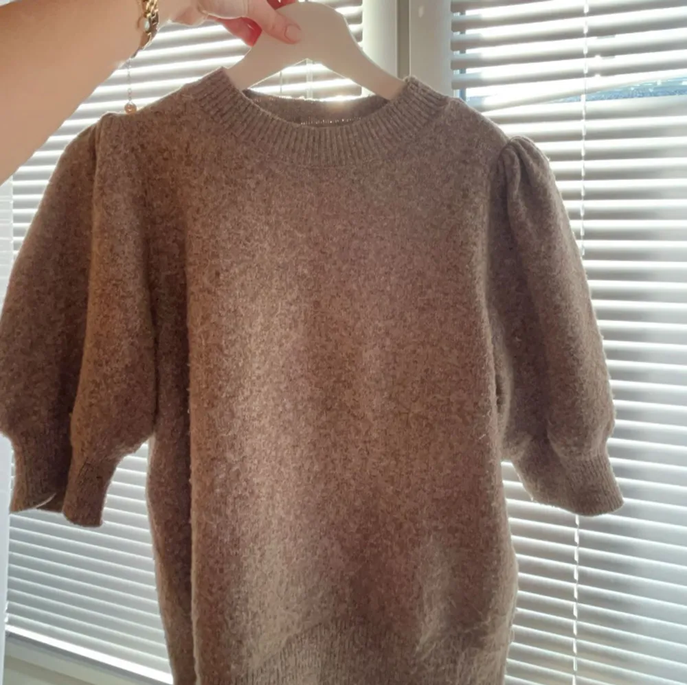 Jättefin stickad tröja från Vero Moda, använd fåtal gånger därav nyskick!. Tröjor & Koftor.