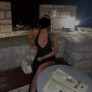 Halterneck klänning svart strlk 38 - Snygg och bekväm halterneck klänning från Oh polly i stretchigt material. Strlk 38