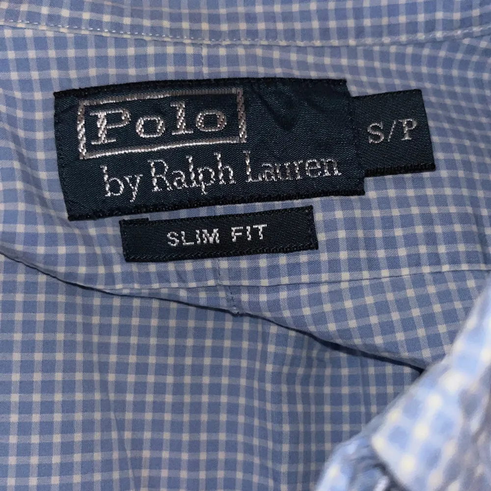 Säljer denna snygga Ralph Lauren skjortan i ljusblå samt vit färg. Skjortan är i väldigt bra skick och har inga defekter. Jag är 170 och väger 60 kg. Skriv vid några funderingar⚡️⚡️. Skjortor.