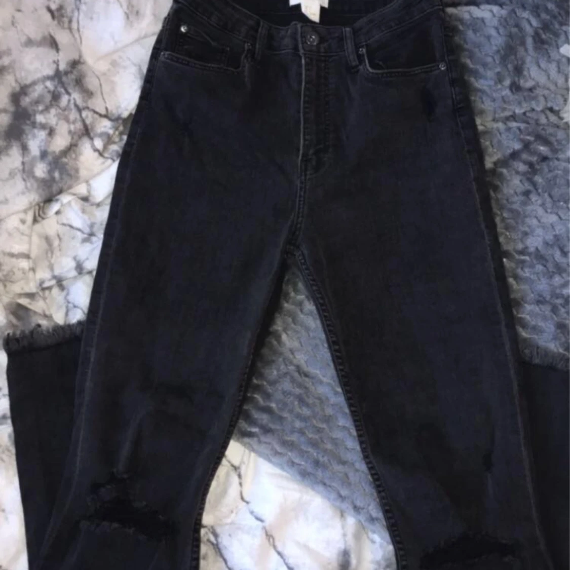 Svarat jeans me hål i  - 91