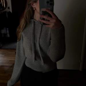 Säljer en jättesöt stickad hoodie från Zara, den är i superfint skick och endast använd en gång. Säljer pga inte kommit till användning ❣️