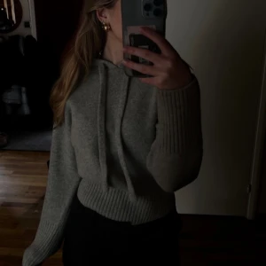 Stickad sweatshirt med luva - Säljer en jättesöt stickad hoodie från Zara, den är i superfint skick och endast använd en gång. Säljer pga inte kommit till användning ❣️
