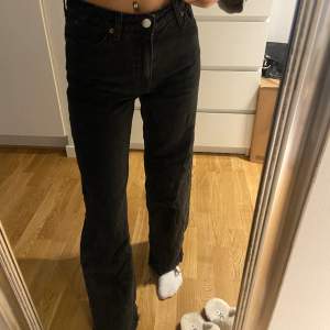 Säljer dessa svarta vida jeans med hög midja från Monki, tyvärr har de blivit för stora för mig. Jag har klippt benen så de passar någon som är 160 eller något kortare/längre! De är i bra skick. Storlek 24. Köpta för 400, säljer för 150kr. 