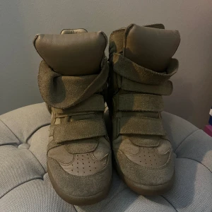 Isabel marant  - Säljer mina älskade isabel marant skor. Dom är mörkgröna/ beiga😍 de är i fint skick 