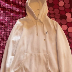 Ralph Lauren hoodie - Storlek S, qr kod finns som visar att den är äkta, org pris 1995kr, inga skador, undrar du nåt så bara skriv
