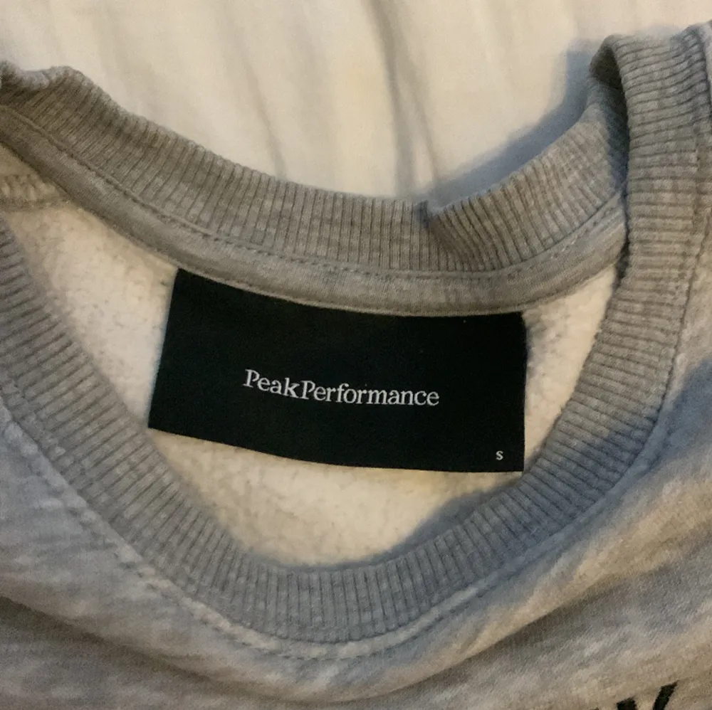 Säljer den här feta peak performance tröjan i strlk s, säljer den efter som den inte används.. Hoodies.