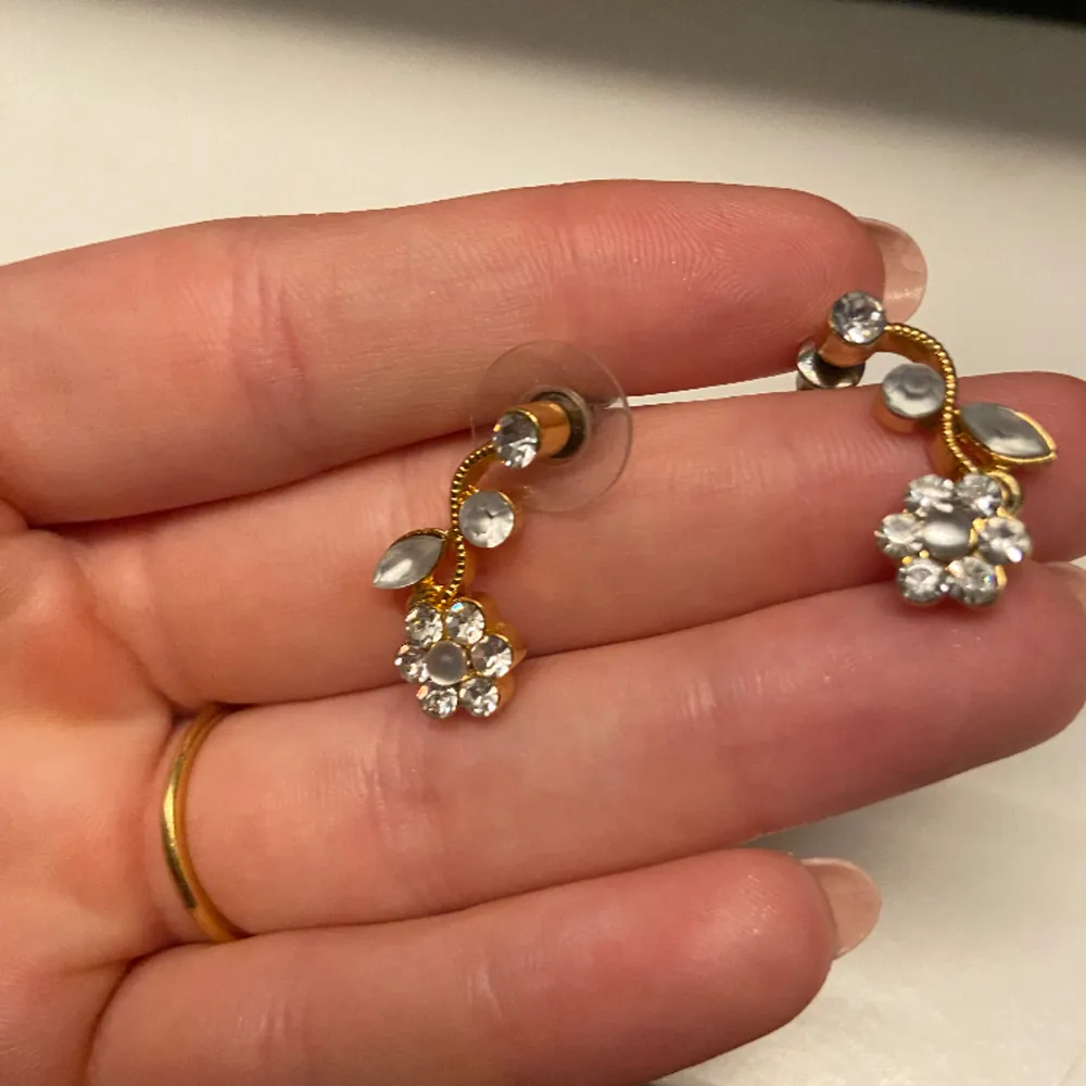 Örhängen i guld med diamanter som föreställer blommor, verkligen fina och eleganta. Accessoarer.