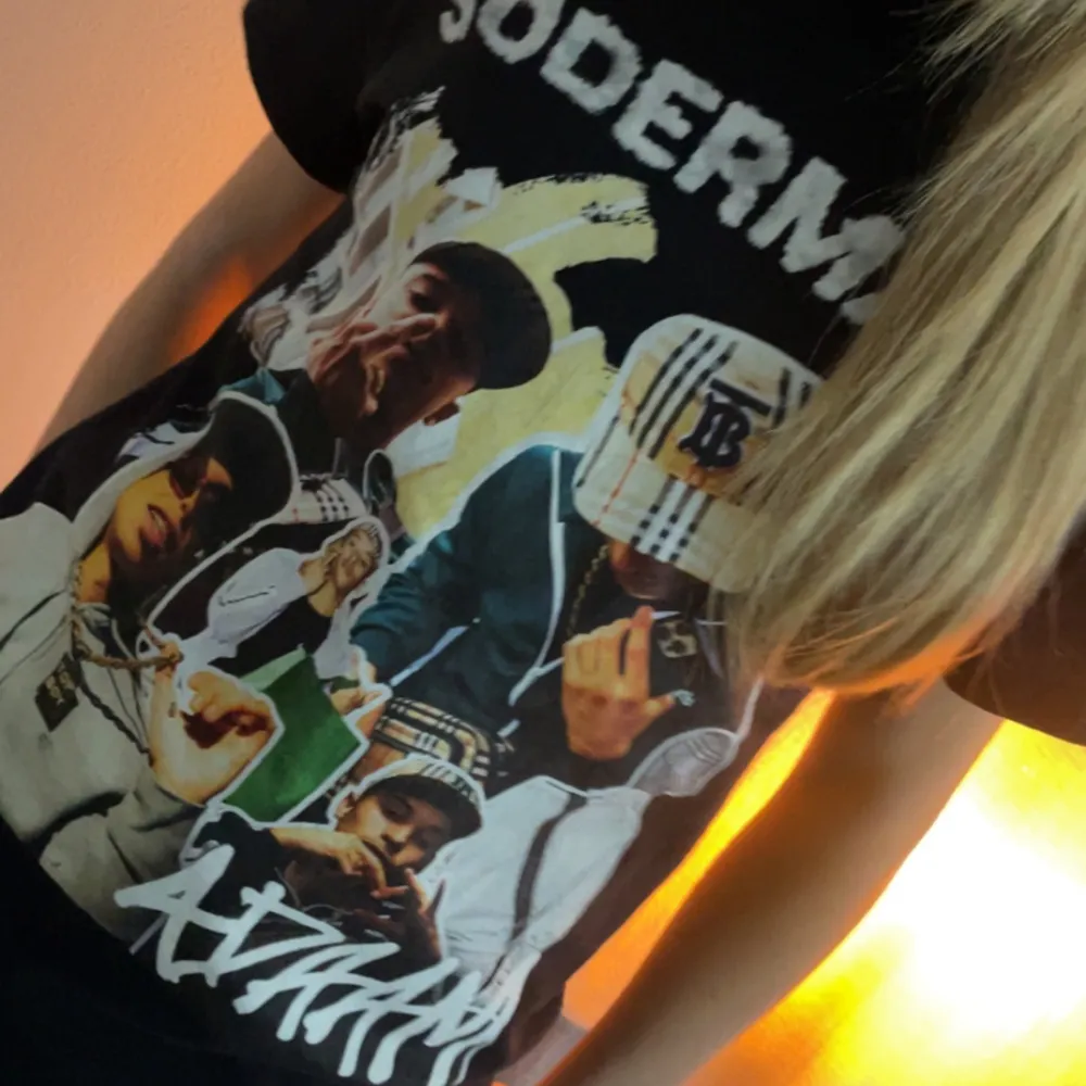 Säljer den här limited Adaam Södermalm tröjan man fick köpa på hans pop up, ordinarie pris 400kr. Säljer pga att jag it lyssnar på han längre💕 skriv för frågor och använd köp nu! . T-shirts.