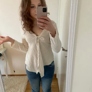 Söt kofta/blus - Supergullig och elegant Sthlm-stil blus/kofta. Beige/stickad  Inga defekter  