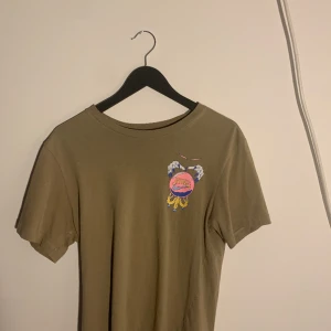 Nike t shirt - Säljer denna riktig snygga Nike t shirten som är köpt på Nike butiken i les halles , Paris sommaren 2022. Tröjan säljs pga att den har blivit för liten för mig. Skick: 8,5/10, storlek: xs i herr. Passar den som är runt 170-175.