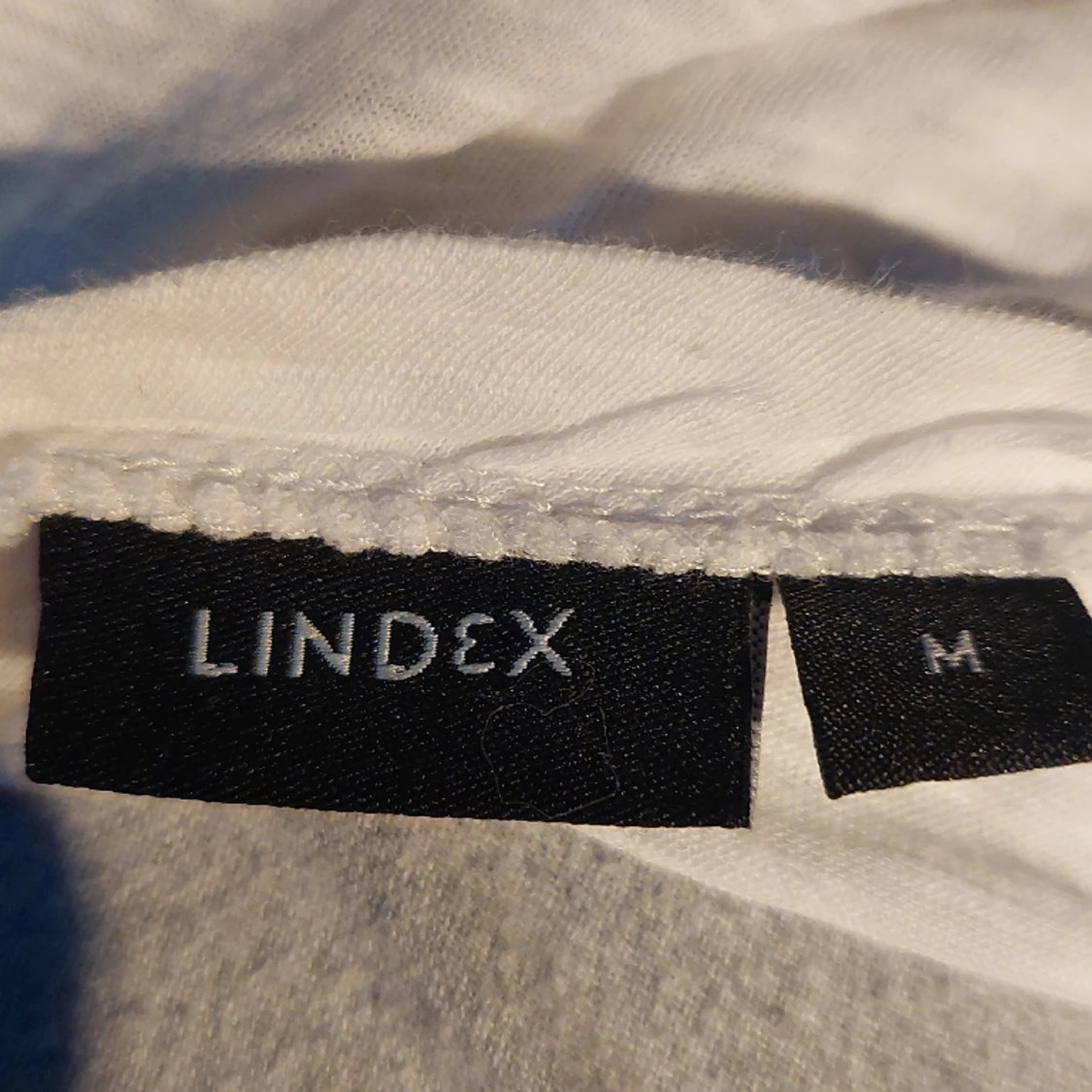 Ännu en tröja jag inte vill ha och som inte heller är min stil. Kontakta vid frågor och tar bara swish.  - 91