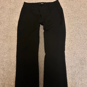 Low waist kostymbyxor  - Lågmidjade kostymbyxor från Bik bok i storlek 34. Dem är tyvärr för korta och lite små i midjan på mig och är 1,62. Midjemått rakt över 35cm och innerbenslängd 74cm. Nypris 499kr💗