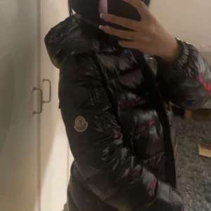 Moncler jacka  - Säljer en äkta moncler jacka i modellen body down jacket, använd 1månad, skulle kunna tänka mig att kunna byta mot en annan jacka men beror på vilken, 6lqx men de går buda