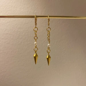 Elsa Earrings - Fina lite längre örhängen med många små detaljer!