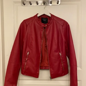 Röd skinnjacka❣️ - Snygg röd skinnjacka i superbra skick❤️ Perfekt nu till våren Köpt secondhand och säljer den pga att den är lite liten på mig Skriv vid frågor! Pris går alltid att diskutera❤️