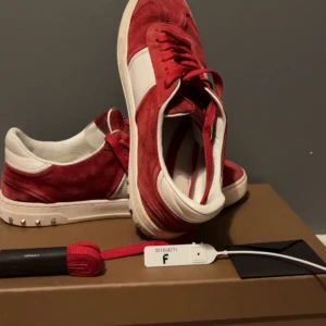 Valentino flycrew! - Säljer mina fina flycrews. Eftertraktad sko som inte görs längre. 4 nittar saknas annars Cond 9/10. Skosnören, kort och tags medföljer! Kom privat vid fler frågor!🔥