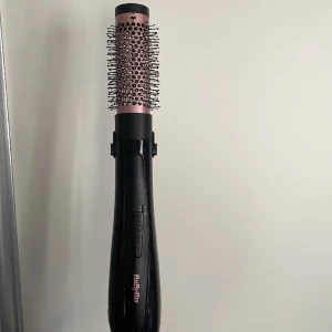 Babyliss värmeboste+extra munstycken  - En värmeborste från babyliss. Tillkommer fler munstycken, en värmeborste och 3 munstycken till. Nypris 629kr. Använd ett fåtal gånger. Säljer pga att den inte komemr till användning. Fint skick, inget fel! Priset kan diskuteras. 