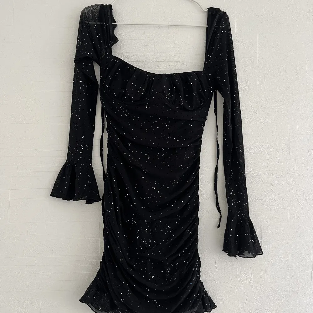 Svart glittrig klänning med prislappen kvar som endast är provad då jag råka beställa fel storlek:( Den är öppen i ryggen, kan skicka bild vid efterfrågan💞peeerfekt festklänning🕺🏽. Klänningar.