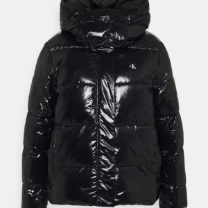 Calvin Klein jacka - Säljer min Calvin Klein jacka som jag köpte förra vintern. Inga skador, bra skick.