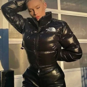 NORTHFACE JACKET - en jätte fin croppad northface jacka. Köpt för lite över 6k vill ha en intresse koll få jag inte riktig är säker på om jag vill sälja ❤️