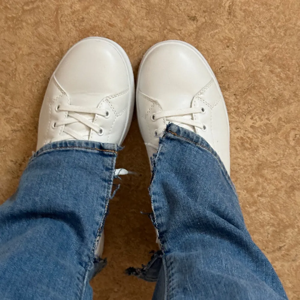 As snygga low waist jeans från Replay, har klippt en liten slit längst ner för att dom ska lägga sig snyggare på skor. Nypris 599kr💖 Pris kan diskuteras vid snabb affär. Jeans & Byxor.