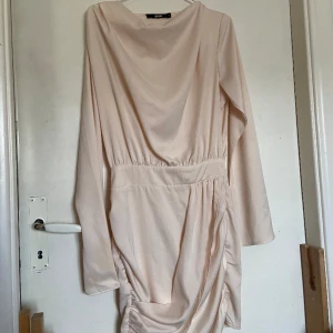 Satinklänning - Köpt från Plick för ett tag sen, men har aldrig kommit till användning av mig. Super fin klänning. Använd 1 gång av förra säljaren. Finns 1 fläck (se bild), går eventuellt få bort i tvätten har inte provat. 