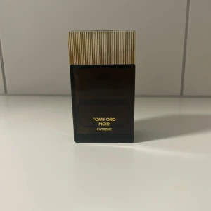 Tom ford noir extreme - Det är typ 45 ml kvar. 50 ml kostar 1300 i affären. pris kan diskuteras 