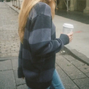 Stickad tröja brandy Melville  - Fin stickad tröja från brandy Melville. Använd fåtal gånger och är i väldigt bra skick. Storlek unisex men skulle säga att den sitter som en storlek S