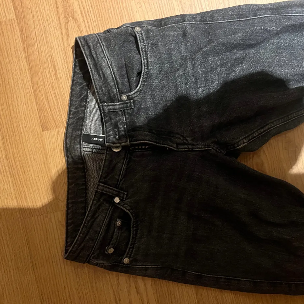 Säljer ett par low arrow jeans från weekday. Dem passar mig med xs🥰. Jeans & Byxor.