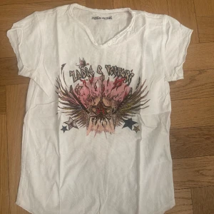 Zadig Tshirt  - Jätte fin zadig tshirt, i storlek 13-14 i barn tror jag men passar mig som brukar ha xs, står ingen storlek i. Använd ett fåtal gånger 