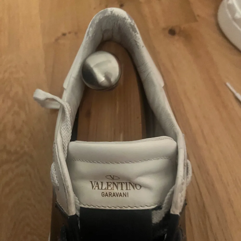  Valentino open skor skick 8/10 Box,dustbags,extra snören och digitalt kvitto medföljer. . Skor.